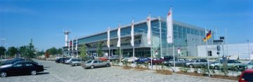 Eröffnet 1995: Flughafenterminal Münster/Osnabrück - Hauptfront mit Parkplatz