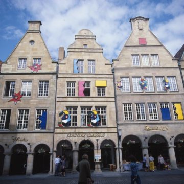 Bunte Objektinstallationen des Künstlers Otmar Alt an den Prinzipalmarkt-Fassaden