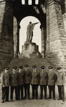 Bundeswehrsoldaten auf einem Ausflug zum Kaiser-Wilhelm-Denkmal, Porta Westfalica - Gruppenaufnahme mit Statue von Kaiser Wilhelm I. Undatiert.