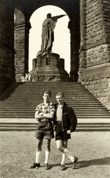 Junge Ausflügler am Kaiser-Wilhelm-Denkmal, Porta Westfalica - im Hintergrund: Statue von Kaiser Wilhelm I. Undatiert.