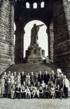 Ausflugsgesellschaft am Kaiser-Wilhelm-Denkmal, Porta Westfalica - Gruppenaufnahme mit Statue von Kaiser Wilhelm I. Undatiert.