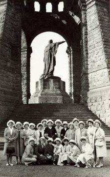 Damenausflug zum Kaiser-Wilhelm-Denkmal, Porta Westfalica - Gruppenaufnahme mit Statue von Kaiser Wilhelm I. Undatiert.