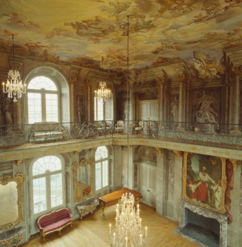 Festsaal im Erdrostenhof mit Blick auf die Galerie und das Deckengemälde von N. Loder