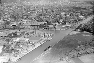 Münster um 1954: Dortmund-Ems-Kanal und Stadthafen mit Kanalbrücke Schillerstraße. Bildmitte: Herz-Jesu-Viertel mit Kirche und Kanalbrücke Wolbecker Straße (Bildrand rechts). Blick nach Norden Richtung Erpho- und Mauritzviertel.