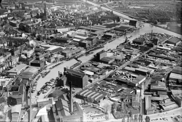 Münster, April 1954: Stadthafen und Hansaviertel (links). Obere Bildhälfte: Herz-Jesu-Viertel und Dortmund-Ems-Kanal mit den Kanalbrücken Schillersstraße (am Hafenbecken) und Wolbecker Straße. Im Vordergrund: Partie des Albersloher Wegs.