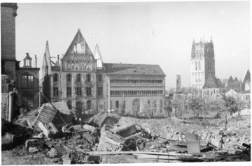 Kriegsschäden in Münster-Altstadt 1945: Trümmerlandschaft am Paulus-Domplatz mit Blick zur Liebfrauen-Überwasser-Kirche.