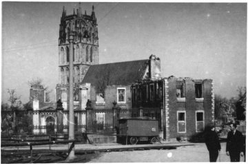 Kriegsschäden in Münster-Altstadt 1945: Liebfrauen-Überwasser-Kirche mit benachbarter Brandruine.