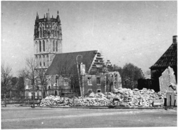 Kriegsschäden in Münster-Altstadt 1945: Erste Wiederaufbaumaßnahmen an der Liebfrauen-Überwasser-Kirche nach Abriss einer benachbarten Brandruine.