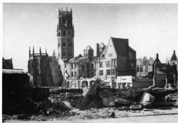Kriegsschäden in Münster-Altstadt 1945: Trümmerfeld Ludgeristraße mit Ludgerikirche.