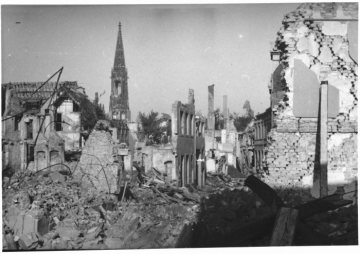 Kriegsschäden in Münster-Altstadt 1945: Trümmerlandschaft an der Stubengasse mit Blick zur Lambertikirche.