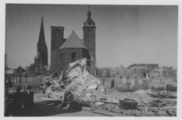 Kriegsschäden in Münster-Altstadt 1945: Trümmerlandschaft Salzstraße mit Dominikanerkirche (rechts) und Lambertikirche..