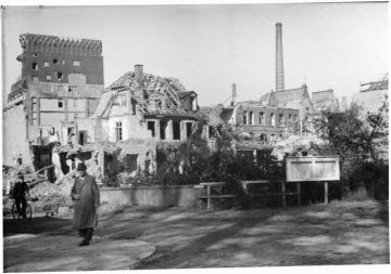 Kriegsschäden in Münster-Altstadt 1945: Ruinen zwischen Klosterstraße und Promenade. Vorn: Querung Promenade/Windhorststraße. Links: Dachaufbau der zerstörten Raphaelsklinik.