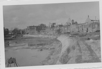 Kriegsschäden in Münster 1945: Stadthafen I mit Ruinenzeile am Hafenweg. 