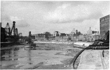 Kriegsschäden in Münster 1945: Stadthafen I mit Ruinenzeile am Hafenweg.