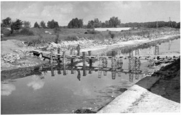 Kriegsschäden in Münster 1945: Dortmund-Ems-Kanal mit Behelfsbrücke neben einer Brückenruine [Warendorfer Straße?].