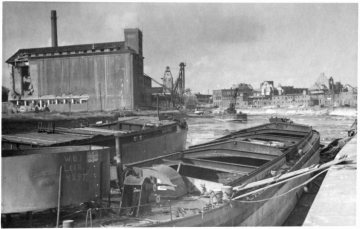 Kriegsschäden in Münster 1945: Südende des Stadthafens I. Links: Flechtheimspeicher und Krananlagen, rechts: Ruinenzeile am Hafenweg Richtung Albersloher Weg. 