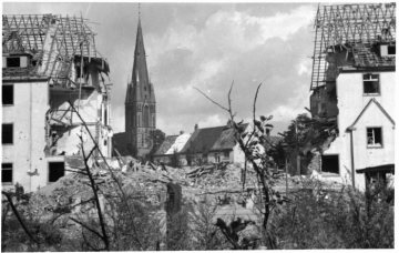 Kriegsschäden in Münster-Innenstadt 1945: Trümmerlandschaft zwischen Schillerstraße und Wolbecker Straße mit Herz-Jesu-Kirche. Blick aus Richtung Schillerstraße.