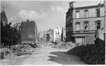 Kriegsschäden in Münster-Innenstadt 1945, Hansaviertel: Trümmerlandschaft Dortmunder Straße - rechts: Schlachterei Brüning im Haus Nr. 17, links angeschnitten: Elisabethkirche.