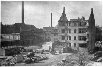 Kriegsschäden in Münster-Innenstadt 1945, Hansaviertel: Gebäude am Hafenweg mit "Rewermann und Hausmann in Haus Nr. 10". Blick aus Richtung Gallitzinstraße.