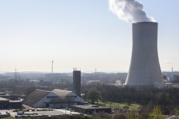 Trianel Kohlekraftwerk Lünen (rechts) - Ansicht aus Richtung Deponiehalde des REMONDIS-Lippewerks in Lippholtausen, größtes industrielles Recyclingzentrum Europas. Vorn: Gipslagerhalle REMONDIS. März 2017.