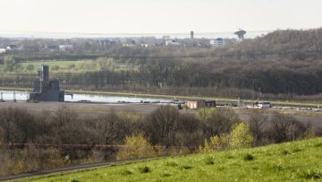 Datteln-Hamm-Kanal bei Lünen - Ansicht aus Richtung Deponiehalde des REMONDIS-Lippewerks in Lippholthausen. Im Hintergrund: Gewerbepark LÜNTEC mit "Colani-Ei" (rechts). März 2017.