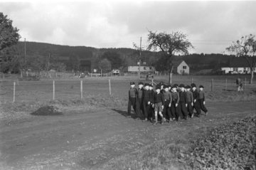 Pimpfe der Hitlerjugend beim Geländemarsch, fotografiert von dem Münsteraner Lehrer Ernst Wenzel evtl. während einer Klassenfahrt. Standort unbekannt, undatiert, um 1940?