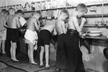 Pimpfe der Hitlerjugend im Waschraum eines Trainingscamps oder Ferienlagers, fotografiert von dem Münsteraner Lehrer Ernst Wenzel evtl. während einer Klassenfahrt. Standort unbekannt, undatiert, um 1940?