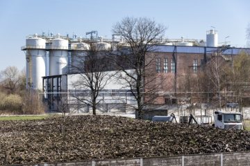 REMONDIS-Lippewerk Lünen: Teilansicht mit Großbehältern zur Abwasserbehandlung und Werkshalle für die Weißmineralproduktion und Chemiekalienaufbereitung. Das Unternehmen betreibt das größte industrielle Recyclingzentrum Europas. März 2017.