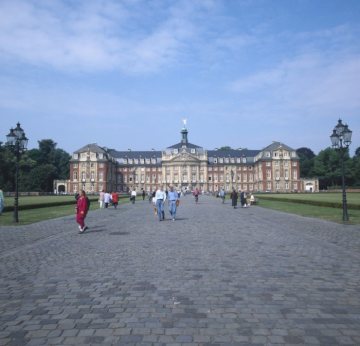 Das Residenzschloss, Hauptfront: Gesamtansicht mit Vorplatz - Barockbau von Johann Conrad Schlaun, Bj. 1767-1787, seit 1954 Westfälische Wilhelms-Universität