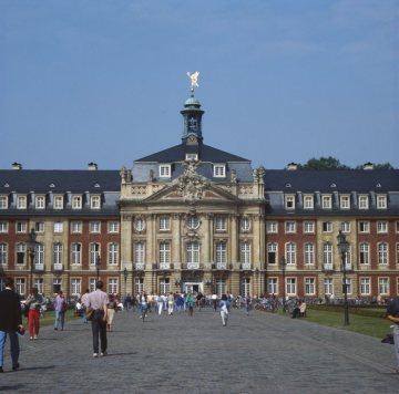 Das Residenzschloss, Hauptfront mit Vorplatz - Barockbau von Johann Conrad Schlaun, Bj. 1767-1787, seit 1954 Westfälische Wilhelms-Universität