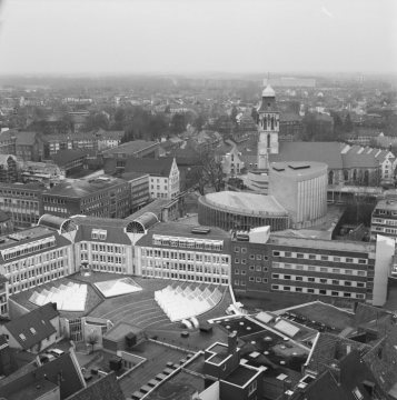 Münster-Innenstadt Höhe Voßgasse/Neubrückentraße mit Theater und Martini-Kirche. Bildmitte links: Gebäude der Volksbank mit aufgesetzten Tonnendächern (Rückansicht), 1993.