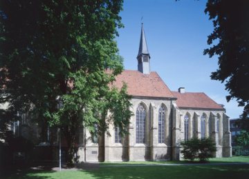 Ev. Apostel-Kirche, Seitenansicht mit Chor: Gotische Hallenkirche, erbaut um 1280, erweitert 1654, ehem. Minoritenkirche St. Katharina (Neubrückenstraße)