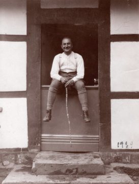 Paul Buhl, zweiter Leiter der Landesbildstelle Westfalen 1928-1945, (evtl. 1919 oder 1929 siehe Aufschrift rechts unten neben der Tür)