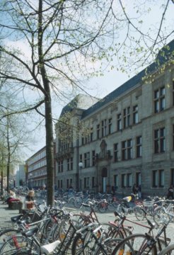 Das Landesmuseum für Kunst- und Kulturgeschichte, älterer Gebäudetrakt am Domplatz