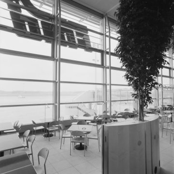 Im 1995 eröffneten Flughafen-Terminal: Bistro-Restaurant mit Ausblick auf das Rollfeld