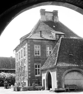 Wasserschloss Haus Borg in Rinkerode, 1956 - Teilansicht der Hauptburg. Vorn: Remise im Wirtschaftshof.