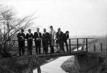 Der Fotoclub Rinkerode, gegründet 1965 von Lehrer Heinz Nennker (2. von rechts), auf Motivsuche im Kohfeld - hier auf der Brücke über den Flaggenbach in Rinkerode, aufgenommen von Theodor Bohnenkamp im April 1965.