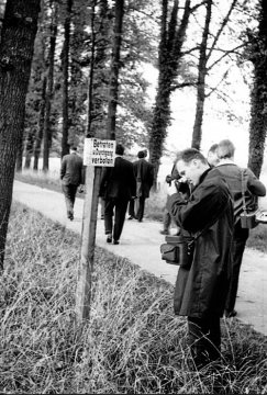 Der Fotoclub Rinkerode und die Fotogruppe Okulus auf einer Fotoexkursion im Münsterland bei Schloss Hülshoff und Haus Rüschhaus - hier mit Ben Preker, aufgenommen von Heinz Hofmann 1966.