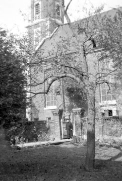 St. Pankratius in Rinkerode, 1963. Vorn: Garten und Gartenmauer des Pfarrhauses, am Tor: Pastor Heinrich Henrichmann.