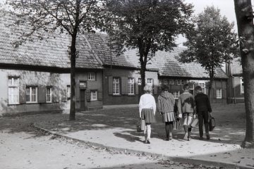 Schulkinder auf dem Heimweg - Rinkerode am St. Pankratius-Kirchplatz, 1965.