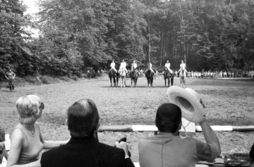 Internes Jugendreitturnier in Rinkerode/Eickenbeck auf dem Reitplatz bei Bauer Lackenberg, Juni 1974. Vorn: Richtertisch mit Maria Schlering, Herrmann Schlering, Franz Jostes.