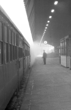 Bahnsteig Gleis 1 im Hauptbahnhof Münster, 1965/1967.