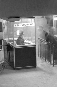 Fahrkartenkontrollhäuschen im Hauptbahnhof Münster. Undatiert, um 1966?