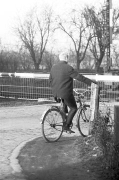 Bahnübergang in Rinkerode, März 1966. Auf dem Fahrrad: Lehrer Heinz Nennker, Gründer und Leiter des Fotoclubs Rinkerode.