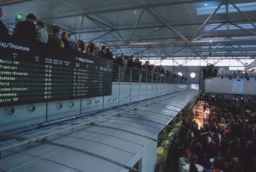 Im Flughafenterminal Münster/Osnabrück: Besuchermassen auf der Eröffnung des neuen Terminalgebäudes