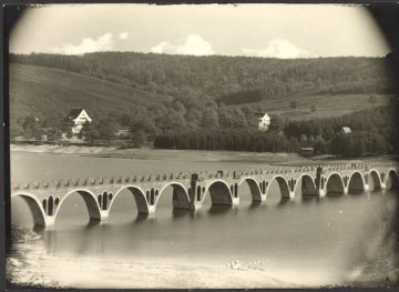 Bei Körbecke (Gemeinde Möhnesee), Viadukt mit der Jugendherberge im Hintergrund, undatiert (1930er/1940er Jahre?)
