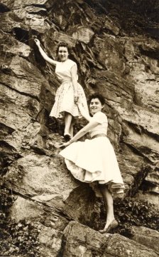 Junge Damen am Kaiser-Wilhelm-Denkmal, Porta Westfalica - Aufnahme in der Steilwand. Undatiert.