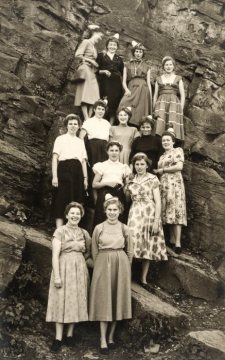 Junge Damenclique am Kaiser-Wilhelm-Denkmal, Porta Westfalica - Gruppenaufnahme in der Steilwand. Undatiert.