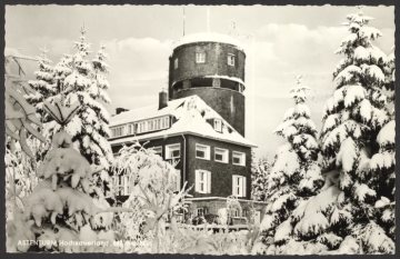 Der verschneite Astenturm bei Winterberg