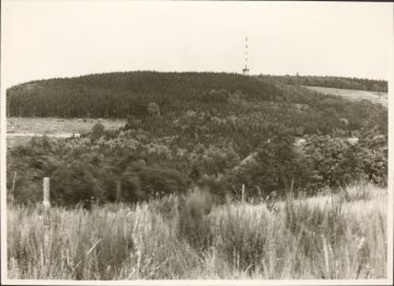 Fernblick zum Kolbturm bei Valbert (Gemeinde Meinerzhagen), undatiert - 1913 eingeweiht, im Zweiten Weltkrieg zerstört, 1951 wieder aufgebaut, benannt nach Robert Kolb (1867-1909), Vorsitzender des Sauerländer Gebirgsvereins, Abteilung Hagen